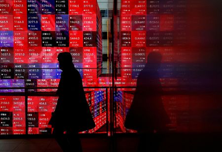 　前場の東京株式市場で日経平均は反発し、前営業日比１１９８円０５銭高の５万４８９８円４４銭だった。２０２４年２月に株価ボードの前で撮影（２０２６年　ロイター/Issei Kato）