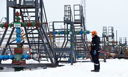 ロシア政府は石油輸出国機構（ＯＰＥＣ）と非加盟産油国でつくる「ＯＰＥＣプラス」との合意に沿って６月末までに原油生産量を日量９００万バレルとするため、第２・四半期に減産を行うよう企業に指示した。業界関係者３人が２５日、明らかにした。写真はイルクーツク州の油田で２０１９年３月撮影（２０２４年　ロイター／Vasily Fedosenko）