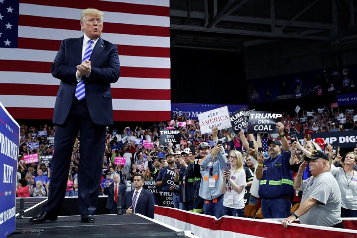 その日トランプの選挙集会で、参加者はかつてヒラリーに使った「収監せよ」というフレーズを叫んだ（8月21日、チャールストン）　Leah Millis−REUTERS