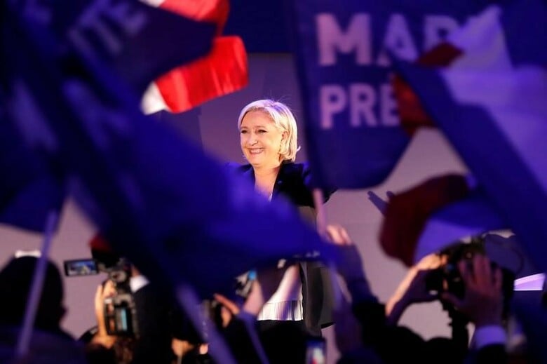 ４月２４日、フランス大統領選の決選投票に向け、極右政党・国民戦線のルペン党首（写真）はグローバリゼーションやテロリズムの危険性を争点として訴える一方、ライバルのマクロン氏をエスタブリッシュメント候補と位置づけて批判する戦略を取りそうだ。エナンボーモンで２３日撮影（２０１７年　ロイター/Charles Platiau）