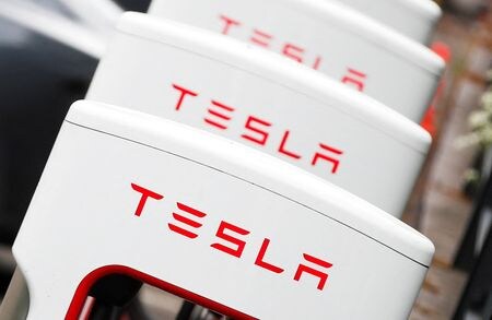 米紙ウォールストリート・ジャーナル（ＷＳＪ）は１８日、関係筋の話として、サウジアラビアが米電気自動車（ＥＶ）大手テスラと同国内に製造施設を建設するための初期段階での交渉を行っていると報じた。２０２１年５月撮影（２０２３年　ロイター/Matthew Childs/File Photo）