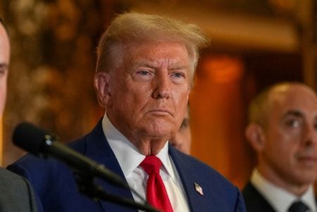 中国国営メディアは２６日付の社説で、米国のトランプ次期大統領が中国製品に追加関税を課すと表明したことを受け、トランプ氏が国内の違法薬物問題の責任を中国に負わせていると非難した。写真はニューヨークで９月撮影(２０２４年　ロイター／David Dee Delgado）