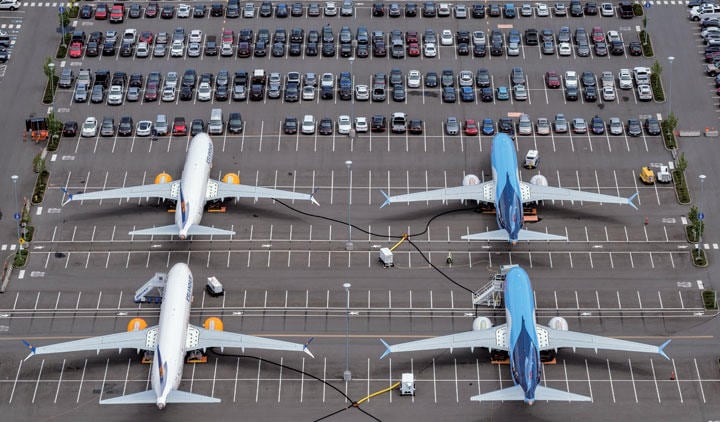 米シアトルの駐車場で車と一緒に並べられたボーイング737MAX8型機の機体　Stephen Brashear/GETTY IMAGES