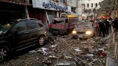 イスラエル軍は、２７日に起きたゴラン高原へのロケット弾攻撃の報復として、レバノンに拠点を置く親イラン武装組織ヒズボラの司令官を標的に、３０日夜にレバノンの首都ベイルート南部の郊外で「的を絞った」攻撃を実施したと発表した。 写真は７月３０日、イスラエルによる攻撃があったベイルート南部郊外で撮影（２０２４年　ロイター／Reuters TV via REUTERS）