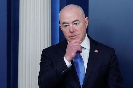 　５月１５日、マヨルカス米国土安全保障長官（写真）は、米ＣＮＮのインタビューで、メキシコからの違法越境数が、移民流入制限措置「タイトル４２」が１１日に失効する前と比べて減少したと明らかにした。写真はワシントンで１１日撮影（２０２３年　ロイター／Jonathan Ernst）