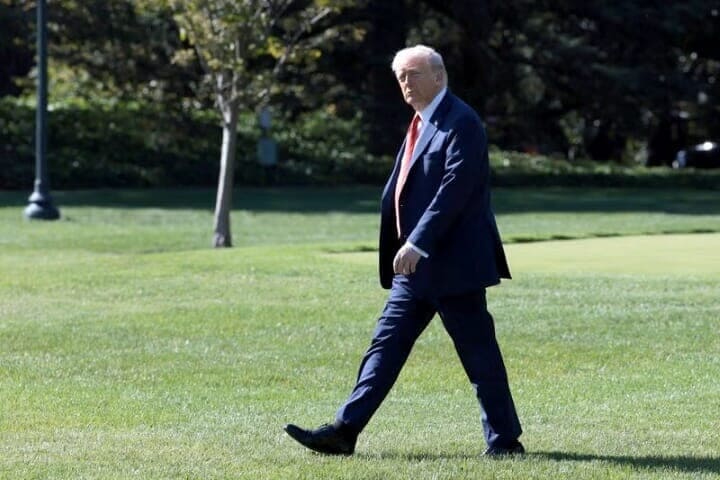 トランプ米大統領は１０日、２週間後に予定されていた中国の習近平国家主席と会談する理由はないとし、中国からの輸入品に対する関税を大幅に引き上げることを検討していると述べた。写真はホワイトハウスで同日撮影（２０２５年　ロイター/Jessica Koscielniak）