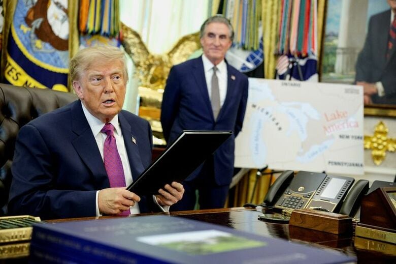 ８月２７日、ホワイトハウス大統領執務室でオンタリオ湖の名称を「アメリカ湖」に変更する大統領令に署名するトランプ米大統領　REUTERS/Evan Vucci
