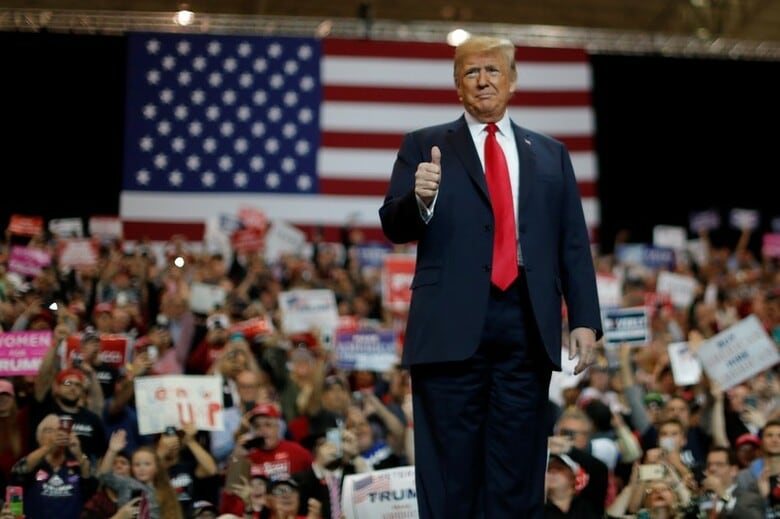 　１１月５日、米中間選挙を６日に控えて選挙戦が最終盤となる中、ＮＢＣ、ＦＯＸニュース、フェイスブックは、人種差別的と批判が出ていたトランプ大統領の陣営による選挙広告の放送・配信を停止した。オハイオ州クリーブランドで応援演説する同大統領（２０１８年　ロイター／CARLOS BARRIA）