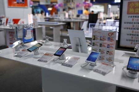 　１月２９日、中国の２０２２年のスマートフォン出荷台数は前年比１３％減の２億８６００万台と、過去１０年で最大の落ち込み幅となった。上海で２０１５年撮影（２０２３年　ロイター/Aly Song）