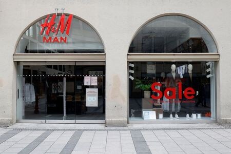 スウェーデンのファストファッション大手Ｈ＆Ｍが発表した第１・四半期（１２－２月）の純売上高は、減少幅が市場予想を下回った。２月撮影（２０２１年　ロイター/Michaela Rehle）