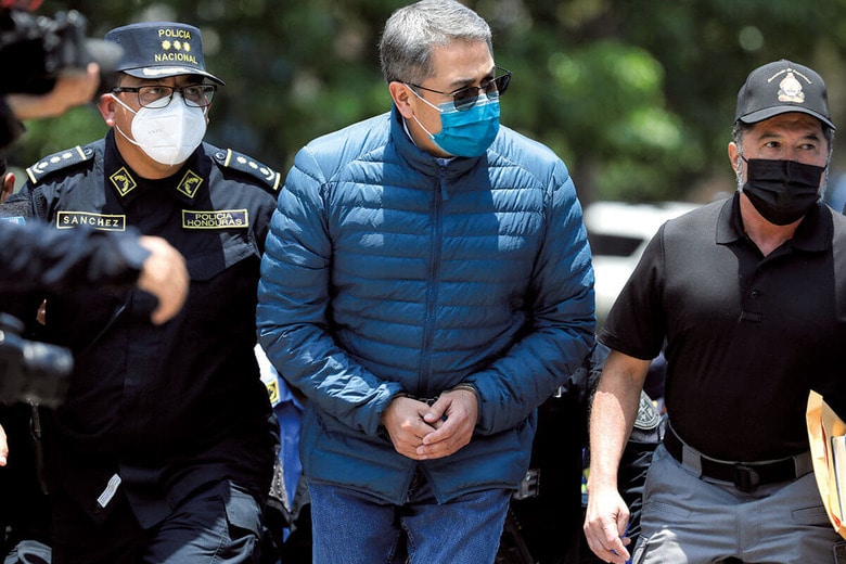 密輸への関与で有罪になったエルナンデス（写真中央）　JORGE CABRERA/GETTY IMAGES