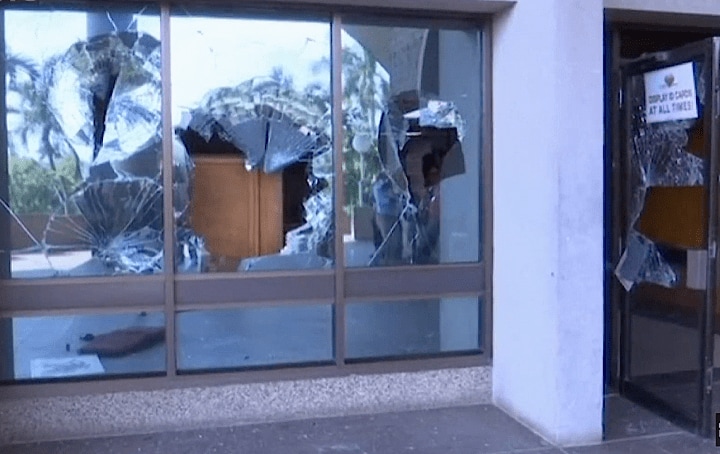 APECの警備を担当した軍兵士や警察官が警備特別手当の即時支払いを要求して国会を襲撃した　 ABC News (Australia) / YouTube