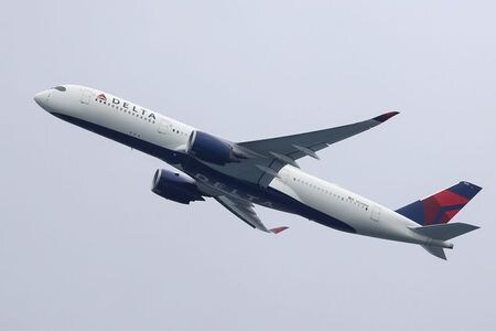 米デルタ航空は３日、新型コロナウイルス感染再拡大による旅行需要の鈍化で、第４・四半期の１日当たりキャッシュバーン（現金燃焼）が従来の予想を約２００万ドル上回ると警告した。豪シドニーで１０月撮影（２０２０年　ロイター/LOREN ELLIOTT）