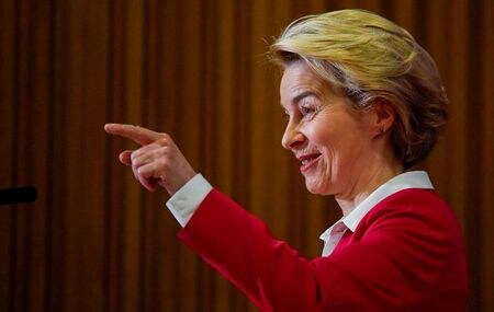 欧州委員会のフォンデアライエン委員長は、欧州連合（ＥＵ）と英国が将来的な関係を巡り年末までに全ての課題について交渉するのは「基本的に不可能」と述べた（２０２０年　ロイター/TOBY MELVILLE）