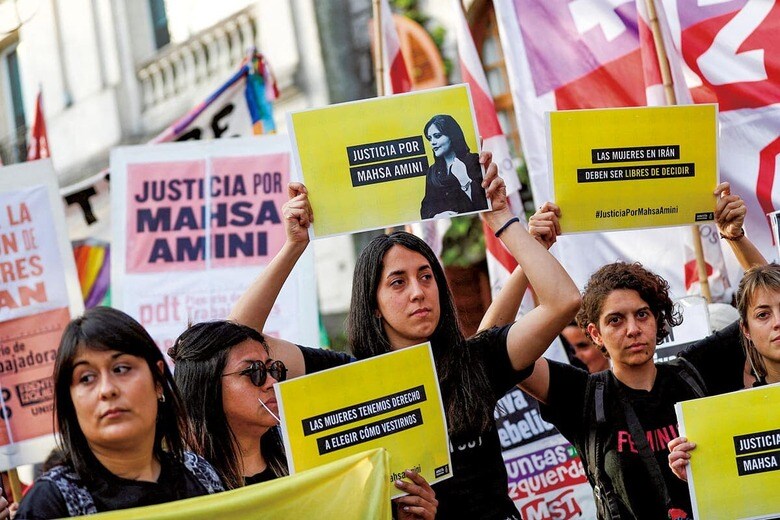 アミニの死を受けて世界中に広がった抗議デモの先頭には女性たちが立つ（写真はアルゼンチンでの抗議行動）　AGUSTIN MARCARIANｰREUTERS