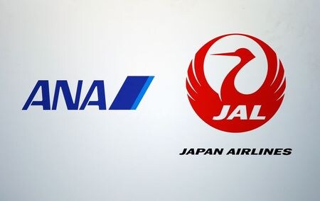 ＡＮＡホールディングス傘下の全日本空輸（ＡＮＡ）と日本航空（ＪＡＬ）は２４日、広州など中国路線の一部を再開すると発表した。ビジネス客の渡航需要が高まっており、運航を規制している中国当局から許可が下りたため。写真は2016年、羽田空港の両社のロゴ。（2020年 ロイター/Toru Hanai/File Photo ）