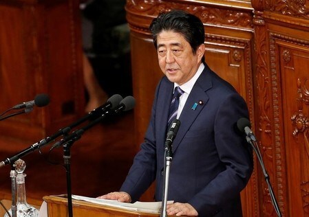 　９月３０日、安倍晋三首相は３０日の衆院予算委員会で、日銀が新たに導入した「長短金利操作付き量的・質的金融緩和」について、２％の物価安定目標を「早期に実現するものと理解している」と評価した。２６日衆議院議員本会議で撮影（２０１６年　ロイター／Kim Kyung-Hoon）