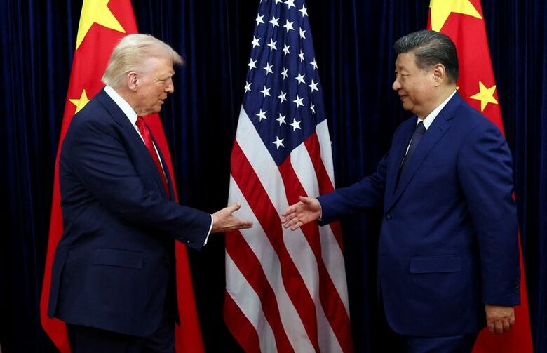 2025年10月30日、韓国で開催されたAPEC首脳会議の傍ら、中国の習国家主席と会談を行い、握手を交わすトランプ米大統領。REUTERS/Evelyn Hockstein/File Photo