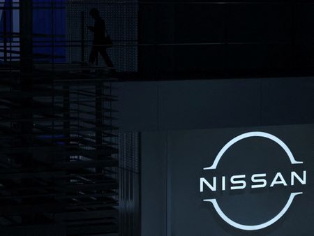 　６月１６日、日産自動車は、予定している仏自動車大手ルノーの株式売却で資金を調達した場合、商品開発投資に充てる予定と明らかにした。写真は日産のロゴ。横浜市で５月撮影（２０２５年　ロイター／Kim Kyung-Hoon）