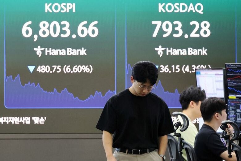 写真は7月16日、ソウルにある銀行のディーリングルームで撮影。REUTERS/Kim Hong-Ji