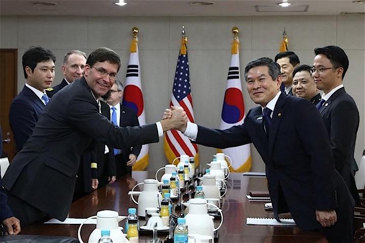 エスパー米国防長官（左）は、訪問先のソウルで韓国政府の主要閣僚と相次いで会談し、日韓の対立などについて議論した。写真はソウルで撮影（２０１９年　ロイター）