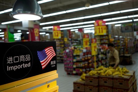 　４月４日、中国の機械・電気製品業界団体、中国機電産品進出口商会（ＣＣＣＭＥ）は、国営の中国中央テレビ（ＣＣＴＶ）向けの発表文で、中国企業に対する米国の貿易調査は事実に基づいておらず、知的財産保護をめぐる情勢は改善し続けているとの見解を示した。写真は上海のスーパーマーケットで３日撮影（２０１８年　ロイター／ALY SONG）