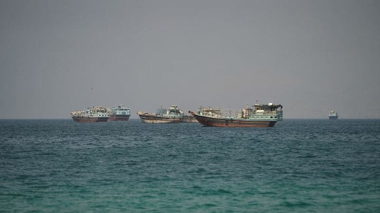 写真はホルムズ海峡の船舶。6日、オマーンのムサンダムから撮影。REUTERS/Stringer