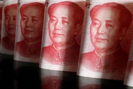 　中国財政省は第４・四半期に約２兆５０００億元（３４７４億ドル）の国債発行を計画していると、関係筋が２９日にロイターに明らかにした。写真は中国の紙幣。４月撮影（２０２２年　ロイター/Florence Lo）