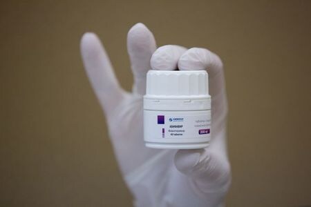 　１０日、ロシア製薬ケムラーは新型コロナウイルス感染症の治療薬候補とされる抗インフルエンザ治療薬「アビガン」のジェネリック（後発薬）「アビファビル」の効果を擁護した。写真はアビファビル。 サードパーティー提供（２０２０年　ロイター）