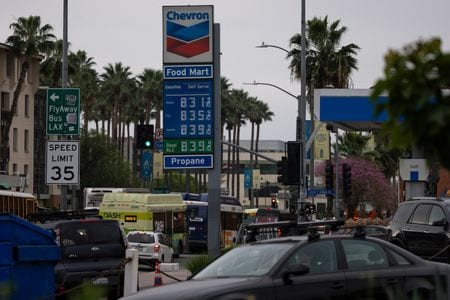 米カリフォルニア州ロサンゼルスのガソリンスタンド。１０日撮影（２０２６年　ロイター/Mike Blake）