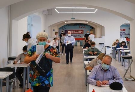 ロイターの集計によると、新型コロナウイルスの感染者は世界全体で２億４４５５万人を超え、死者は５１９万３７４５人となった。写真はモスクワのワクチン接種会場で撮影（２０２１年　ロイター／Evgenia Novozhenina）