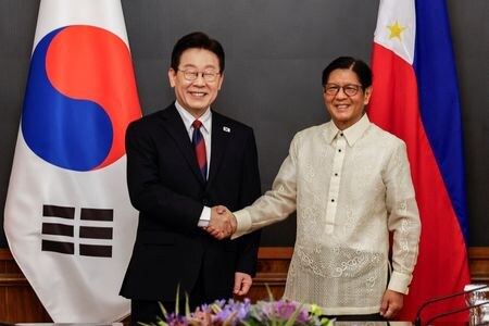 　フィリピンのマルコス大統領（写真右）は３日、国賓としてマニラを訪問した韓国の李在明大統領（同左）と会談し、経済・安全保障関係の深化に向けた方策を協議した。マニラで３日撮影（２０２６年　ロイター／Rolex Dela Pena）