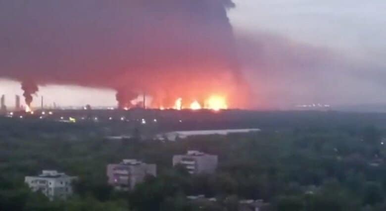 写真はリャザン製油所付近の火災。　5月15日、ロシアのリャザンで撮影。ソーシャルメディアからキャプチャー。REUTERS