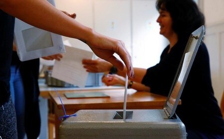 ６月５日、スイスで居住者全員に対するベーシックインカム制度の導入の是非を問う国民投票が行われ、暫定的な最終結果によると、反対が７６．９％に上り否決された。ベルンの投票所で撮影（２０１６年　ロイター/RUBEN SPRICH）