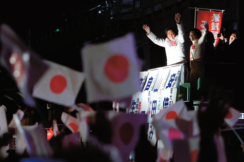 2014年12月の総選挙投票前夜、自民党総裁として支援者に手を振る安倍　YUYA SHINO-REUTERS