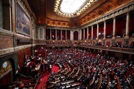 フランス上下両院、中絶権利保障の憲法明記を決議　世界初