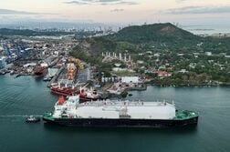 パナマ運河の通航枠、入札で支払額100万ドル突破　需要が急増