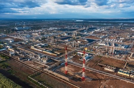 写真はロシア南部ボルゴグラード州にある石油大手ルクオイルのボルゴグラード製油所。2022年4月、ドローン撮影。REUTERS/REUTERS PHOTOGRAPHER