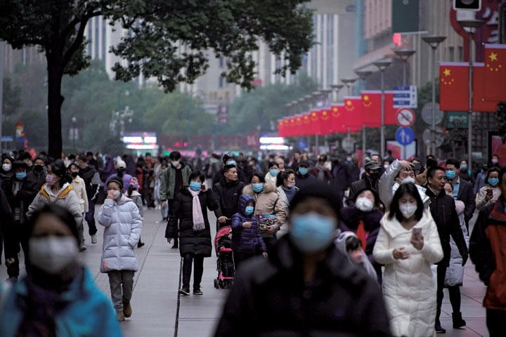 上海の繁華街、南京路でもマスク姿の市民が目立つ（1月24日）　ALY SONG-REUTERS