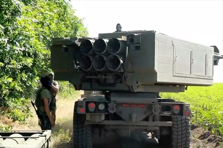 HIMARSを操作するウクライナ軍兵士（2022年7月）　EYEPRESS via Reuters