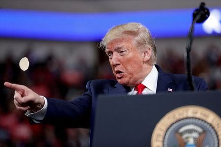 　１２月１２日、米連邦準備理事会（ＦＲＢ）が３回の利下げを実施し、米国株が最高値を更新したことで、トランプ大統領はＦＲＢへの興味を失ったのだろうか。写真は１２月１０日、遊説先のペンシルバニア州で撮影（２０１９年　ロイター/Tom Brenner）