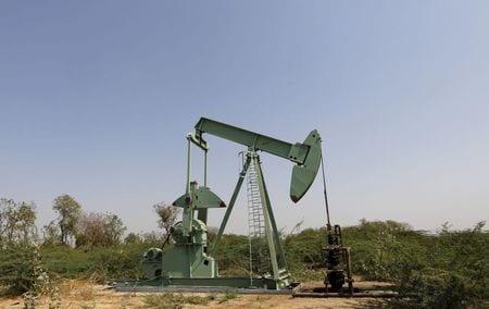 東京株式市場で日経平均は反落。前日の米国株式市場で米住宅着工件数が落ち込み、原油価格の下落が重しとなった。写真は、インド西部の石油天然ガスの井戸の風景。2016年2月10日に撮影。（2021年　ロイター／Amit Dave）