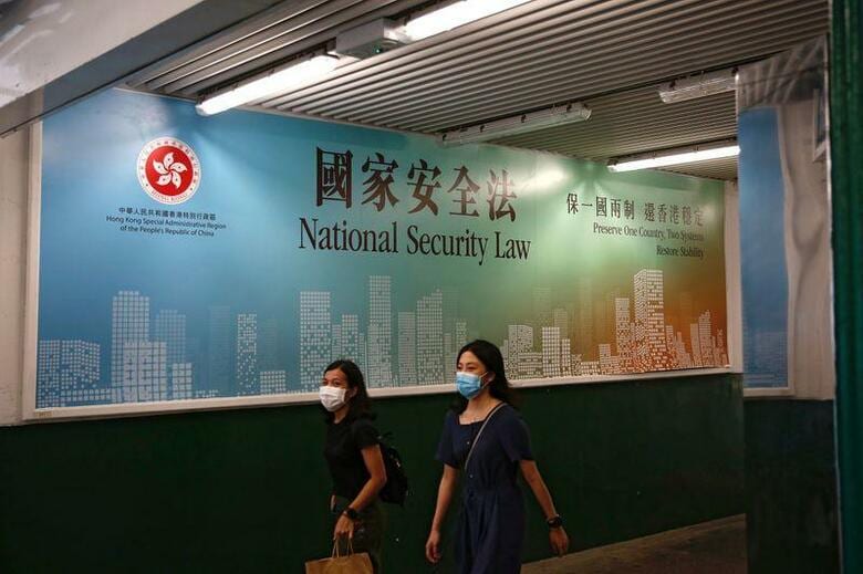 米ニューヨーク・タイムズ(NYT)紙は、香港支局に置くデジタルニュース部門をソウルに移動すると発表した。写真は香港国家安全維持法の広告。香港で6月撮影(2020年　ロイター/Tyrone Siu)