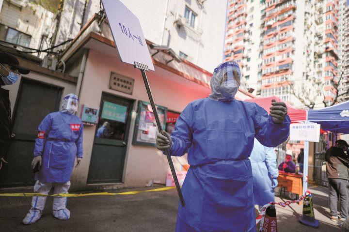 上海の検査場では防護服姿のスタッフが市民を誘導　ALY SONGｰREUTERS