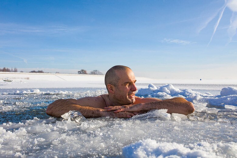 氷の湖に飛び込むようなむちゃは禁物　MARIUSZ SZCZYGIEL/SHUTTERSTOCK