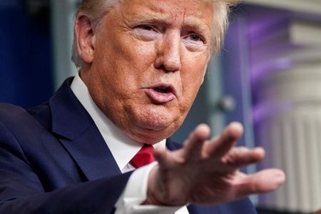 トランプ米大統領は１３日、米経済活動の再開時期について、各州の知事ではなく、自身が決定すると表明した。８日撮影（２０１９年　ロイター/KEVIN LAMARQUE）