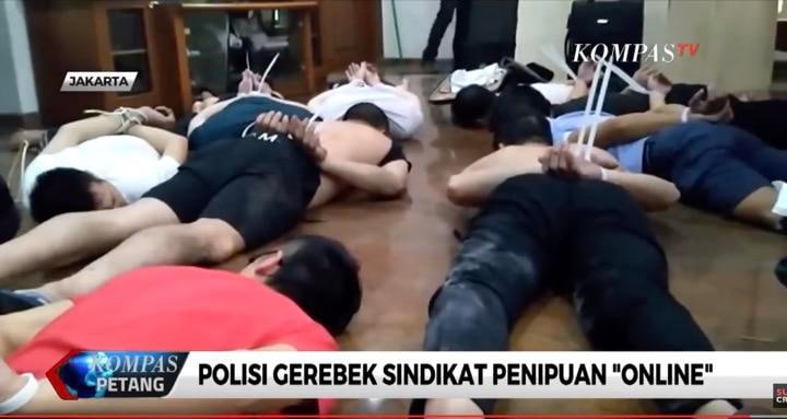 インドネシア警察が中国人振り込め詐欺グループの拠点を捜索、多くの「かけ子」が逮捕された　KOMPASTV / YouTube