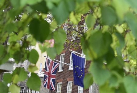 １２月１７日、英世論調査で英国民の４７％がＥＵからの離脱に傾いていることが分かった。写真は１１月１０日、ロンドンで（２０１５年　ロイター/Toby Melville）