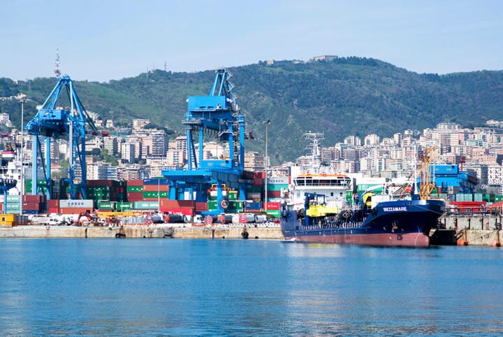 中国が投資することになったイタリアのジェノバ港は地中海で最も重要な港の1つ　SurkovDimitri/iStock.　