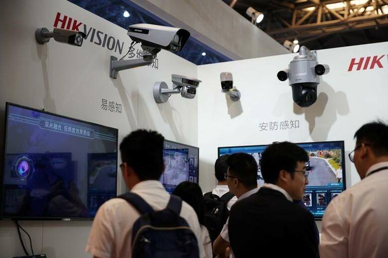 米国で最も規模が大きい公的年金基金の幾つかが、米政府の制裁対象になった中国の監視カメラメーカーに投資していたことが分かった。写真は上海でのハイクビジョンの展示。５月２４日撮影（２０１９年　ロイター/Aly Song）